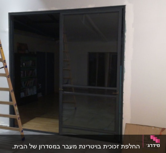 דלת זכוכית עם מסגרת מתכת כהה